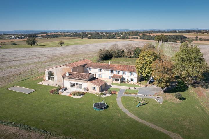 Gîte pour 15 personnes, avec Balcon et Jacuzzi ainsi que Terrasse et Jardin à Bellegarde (Tarn)