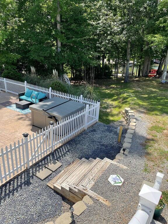 Privater Pool Seeseite. Großes Haus mit sieben Schlafzimmern. Pool geöffnet bis Mitte Oktober in Lake Gaston