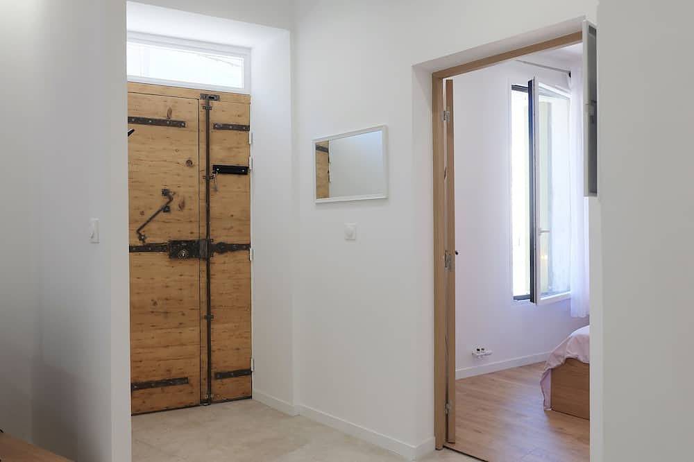 Entire apartment, Wisteria in Aigues-Vives, Nimes region