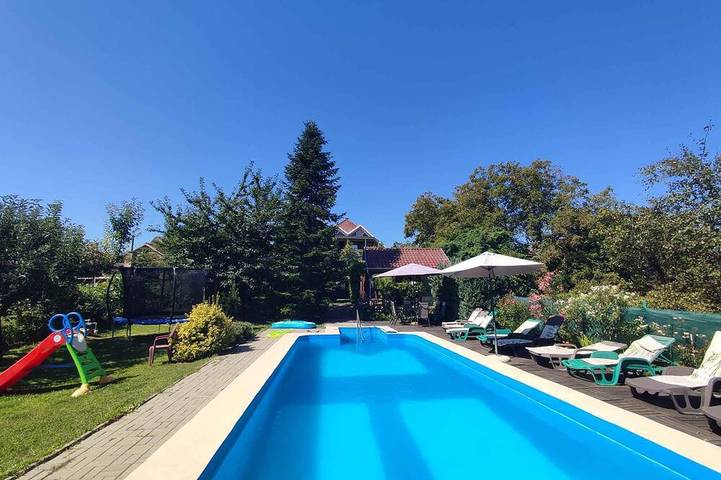 Gîte pour 4 personnes, avec piscine et jardin dans Koroshegy