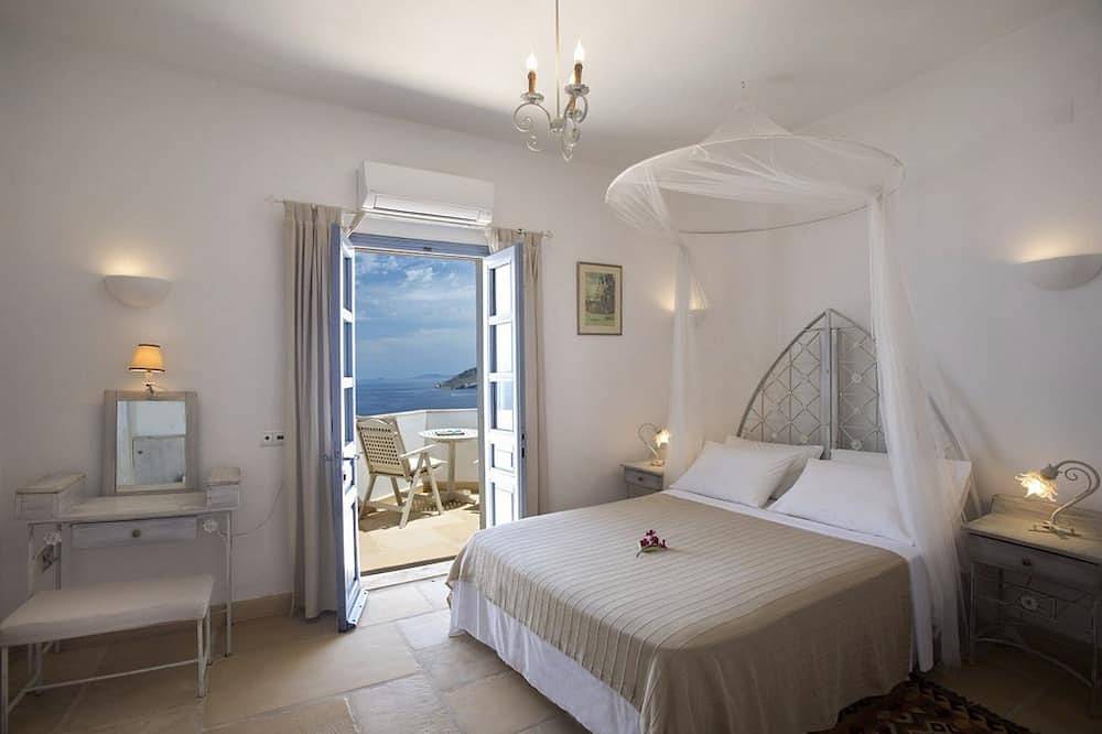 Alluring Patmos Villa | Villa Heracles’ Rest | 5 Bedrooms | Scenic Verandas |. in Archipiélago del Dodecaneso