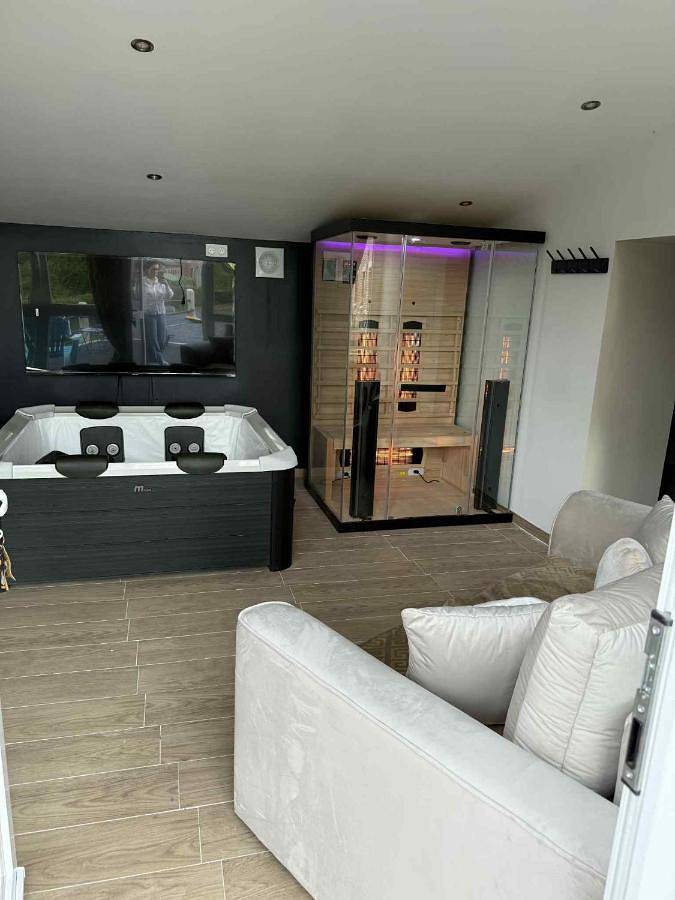 Gîte pour 2 personnes, avec jacuzzi ainsi que terrasse et sauna dans Mecquignies
