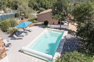 Location de vacances pour 8 personnes, avec jacuzzi ainsi que terrasse et jardin à Saint-Alban-Auriolles