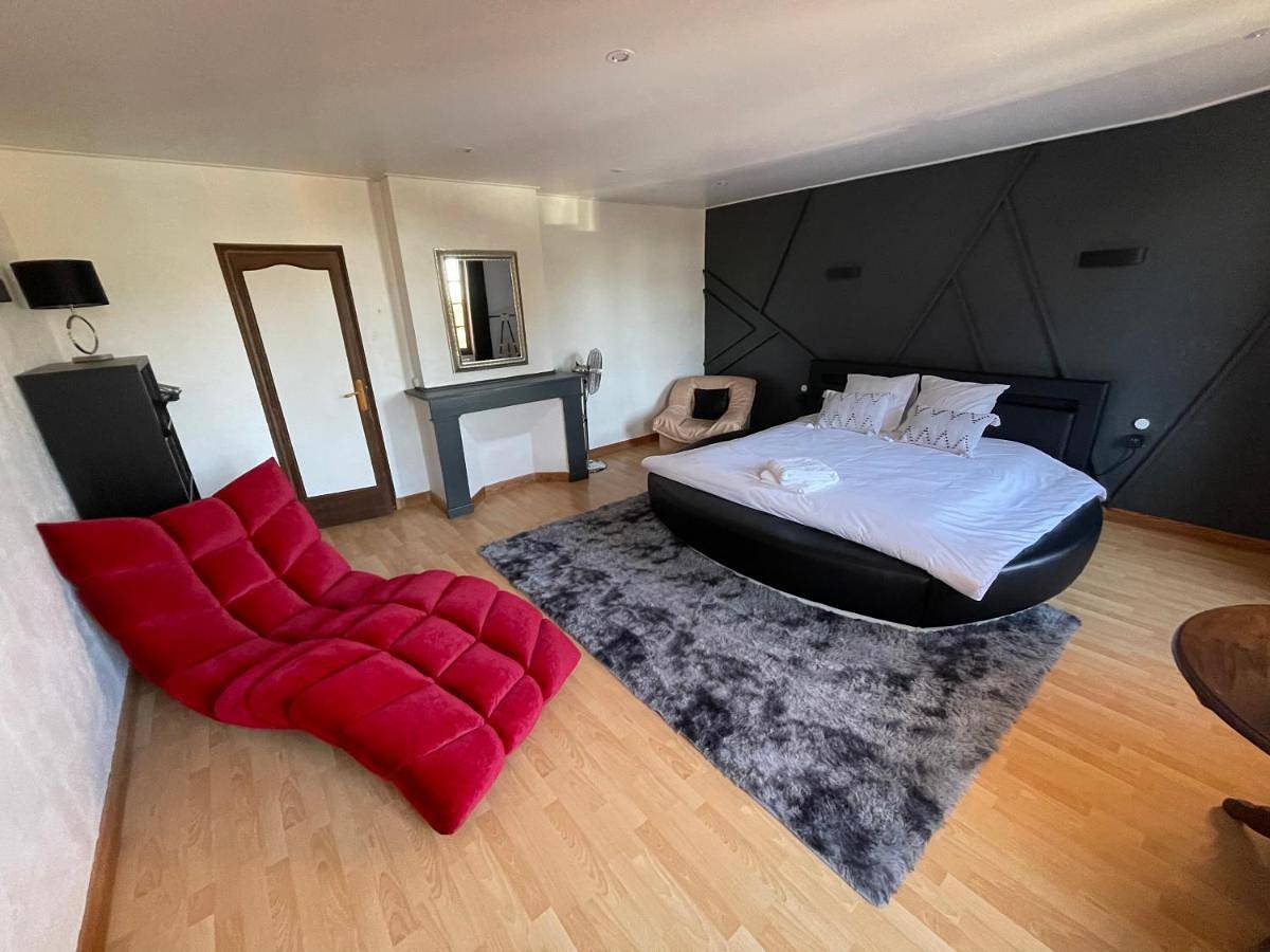 Small Double Room in Giroussens, Région de Castres