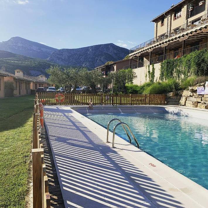 Location de vacances pour 6 personnes, avec piscine et vue ainsi que jardin et balcon à Bierge - 2
