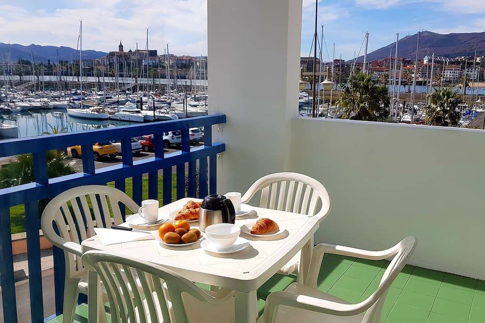 Entire apartment, Beach Studio Superb Terrace facing the marina conveniently placed parking in Hendaye, Bayonne region