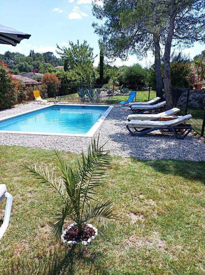 Location de vacances pour 3 personnes, avec Terrasse et Jardin ainsi que Piscine et Vue à Massillargues-Attuech