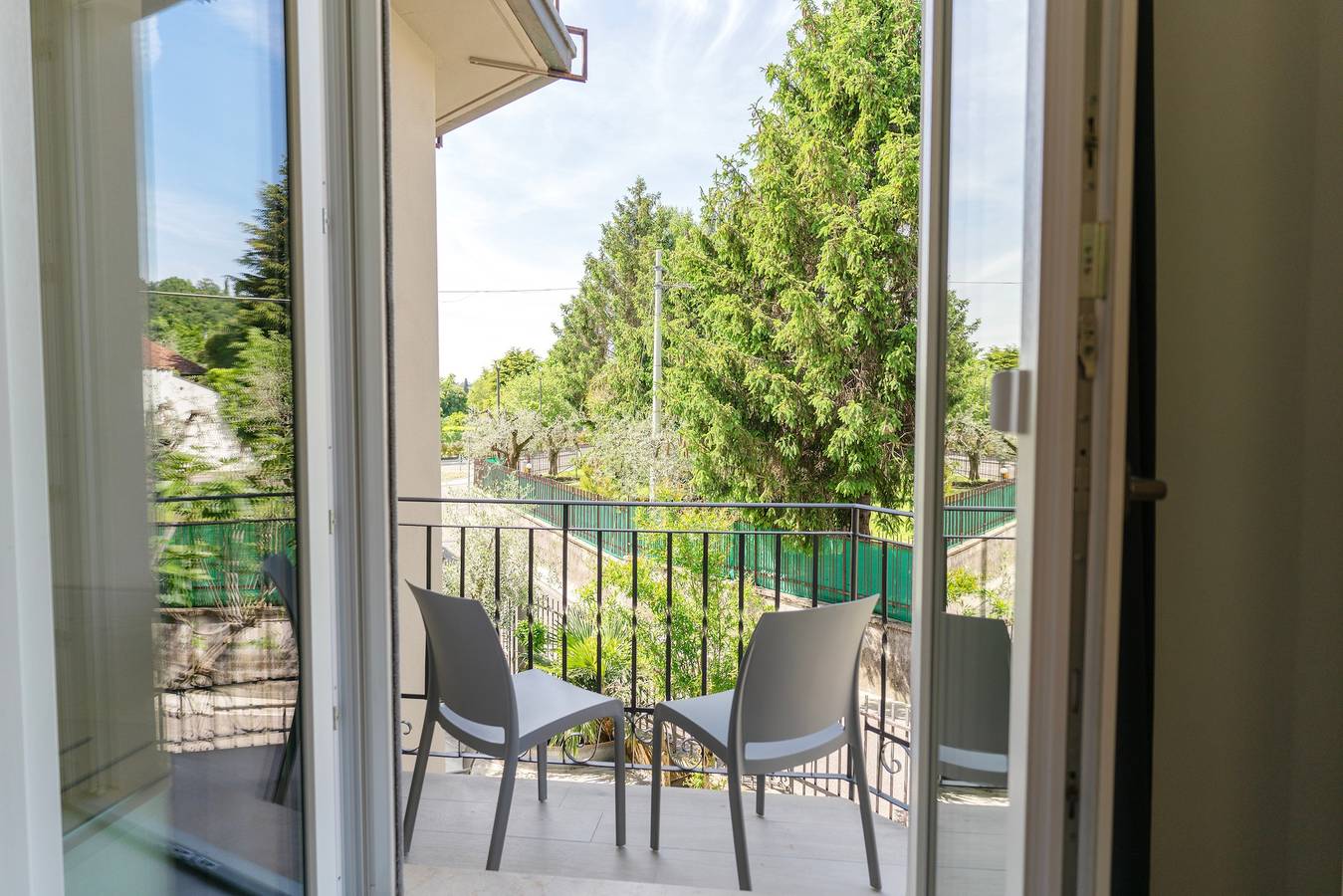 Ganze Wohnung, Deluxe Suite 3 mit Gemeinschaftspool und Privatem Balkon in Spiaggia Romantica (Manerba del Garda), Manerba del Garda