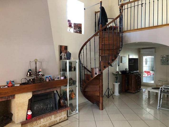 Location de vacances pour 8 personnes, avec vue ainsi que terrasse et piscine à La Celle-sous-Gouzon - 3