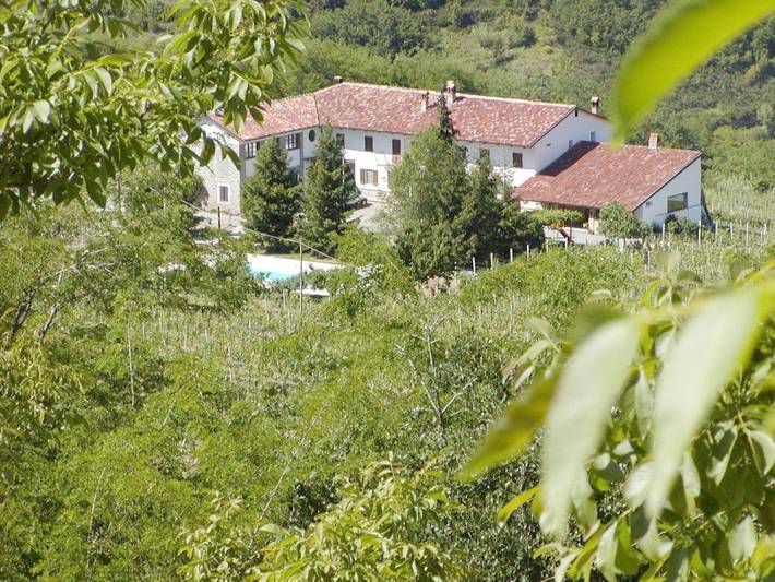 Casa vacanza per 25 persone, con piscina e terrazza nonché giardino, con animali domestici in Canelli (Comune)