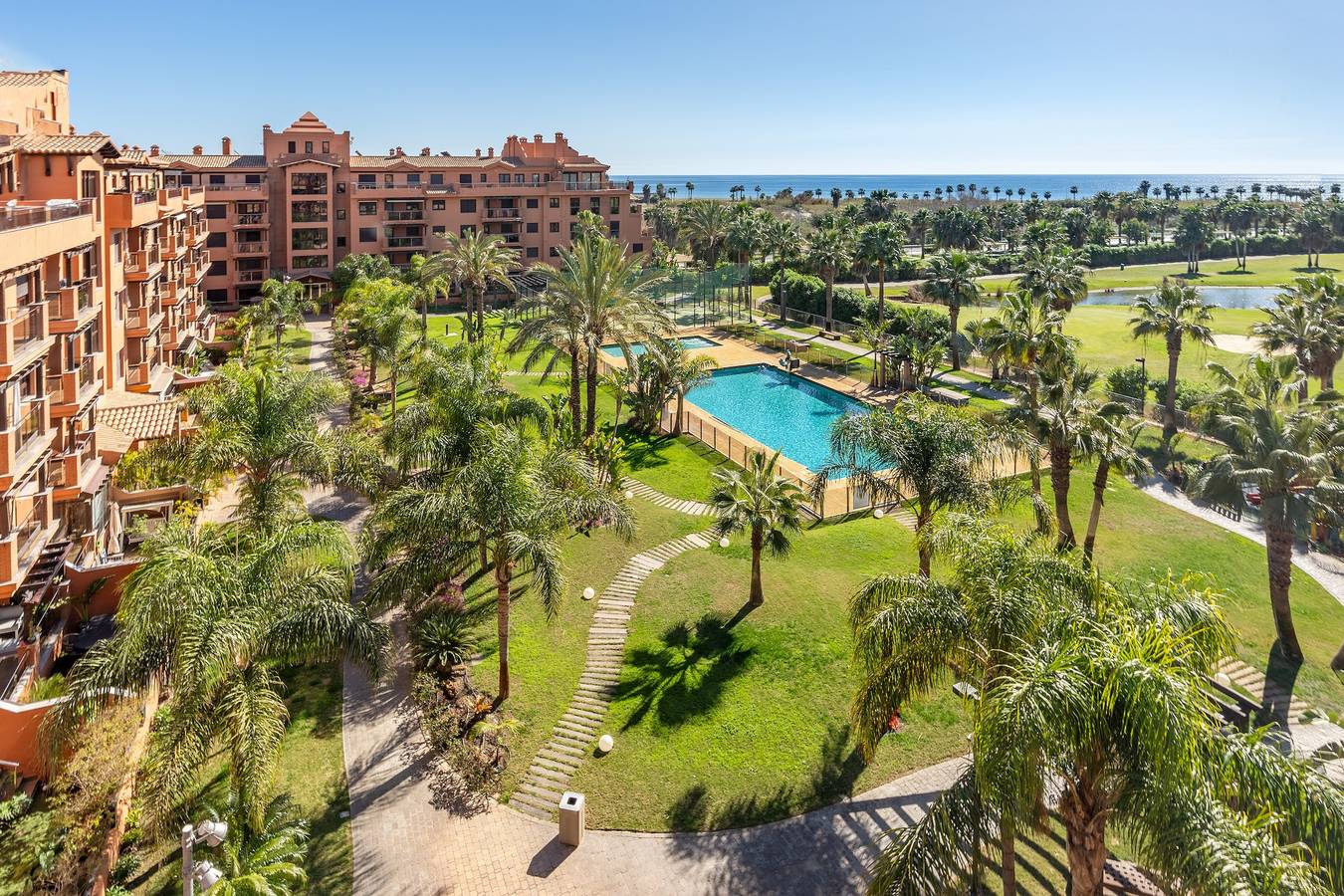 Appartement entier, Appartement "Dos Mares" avec vue sur les montagnes, piscine partagée et Wi-Fi in Playa Granada, Motril