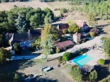 Gîte pour 8 personnes, avec vue ainsi que jardin et piscine à Paunat