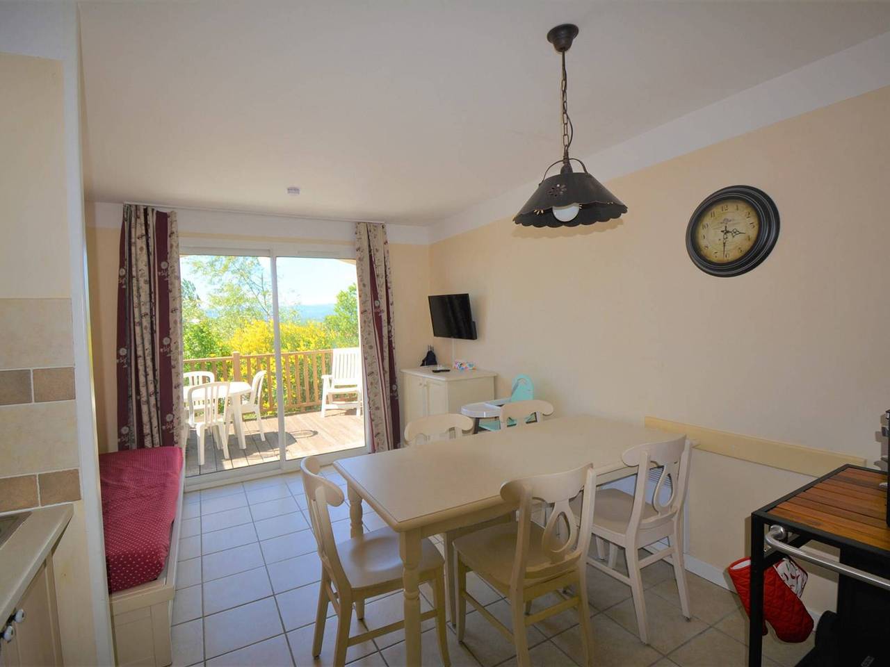 Maison en duplex avec terrasse privative, 3 pièces, 6 pers., animaux admis, parking/wifi payant in Grospierres, Ardèche