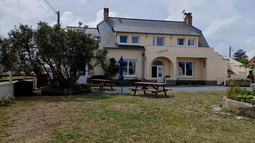 Location de vacances pour 8 personnes, avec jardin à Bréhal - 2