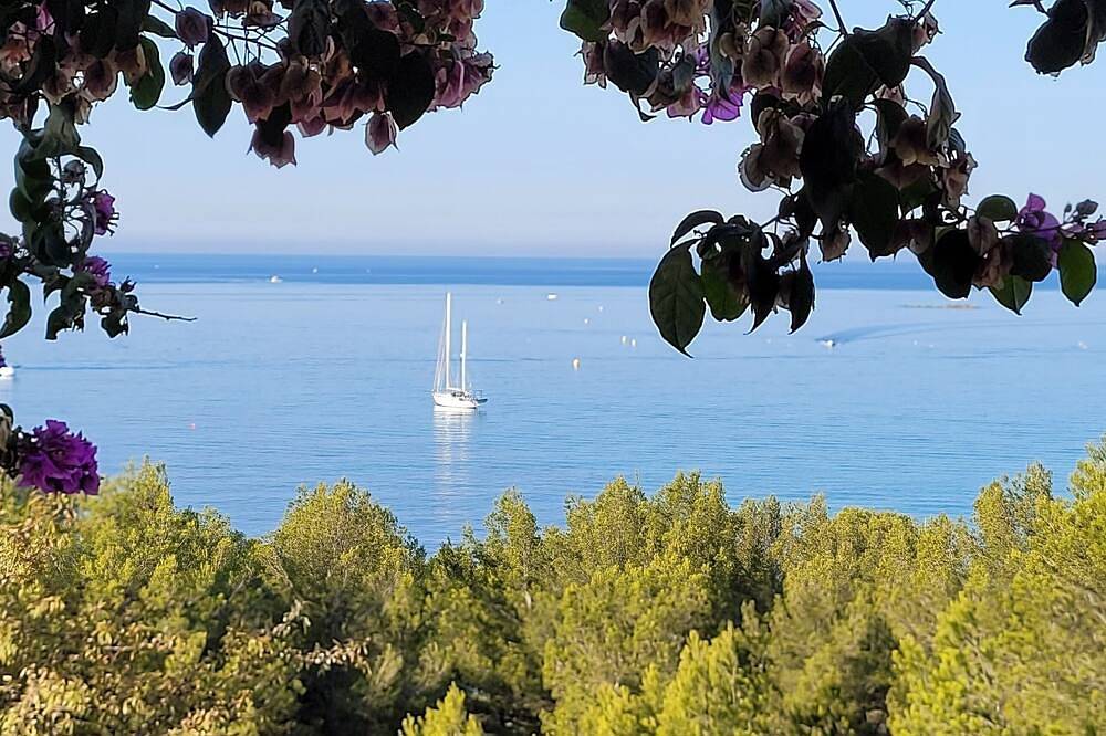 Entire apartment, Appartement de Charme sur Côte Bleue in Sausset-les-Pins, Istres region