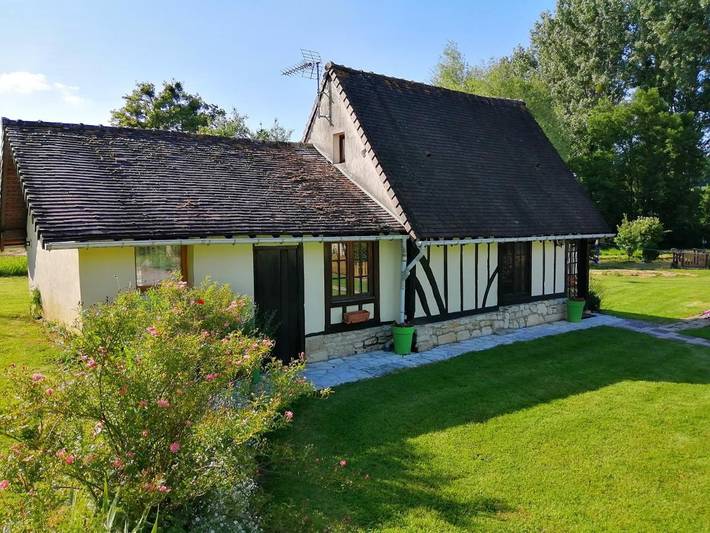 Location de vacances pour 4 personnes, avec piscine ainsi que vue sur le lac et jardin, animaux acceptés dans Gouffern en Auge