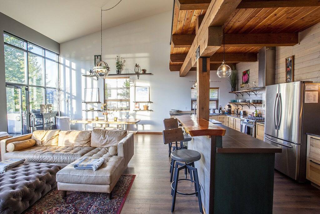 Gorgeous Grand Loft nur wenige Schritte von der Innenstadt von Cafés / Cafés in Nelson, Whitewater Ski Resort
