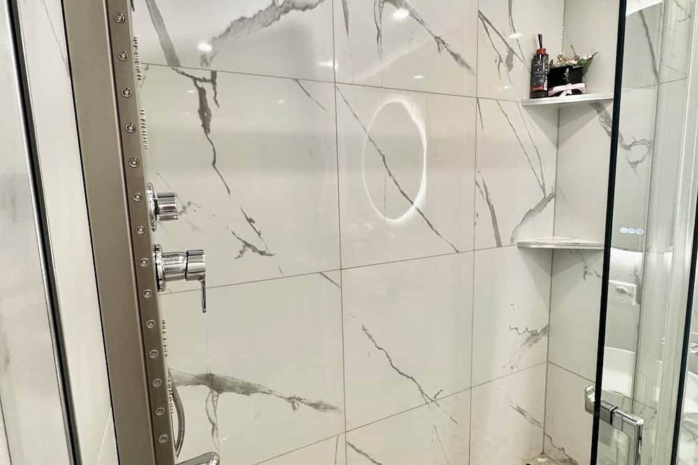 Entire apartment, Golden seconds: luxury and relaxation with private Jacuzzi and massage chair in Strasbourg, Strasbourg region