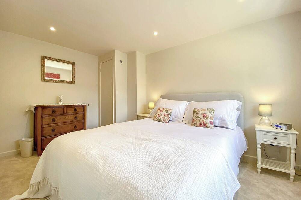 3 bedroom accommodation in Poulshot, near Devizes in Wiltshire