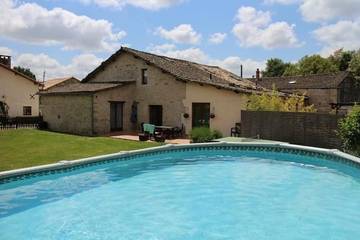 Gîte pour 7 personnes, avec jardin à Lezay