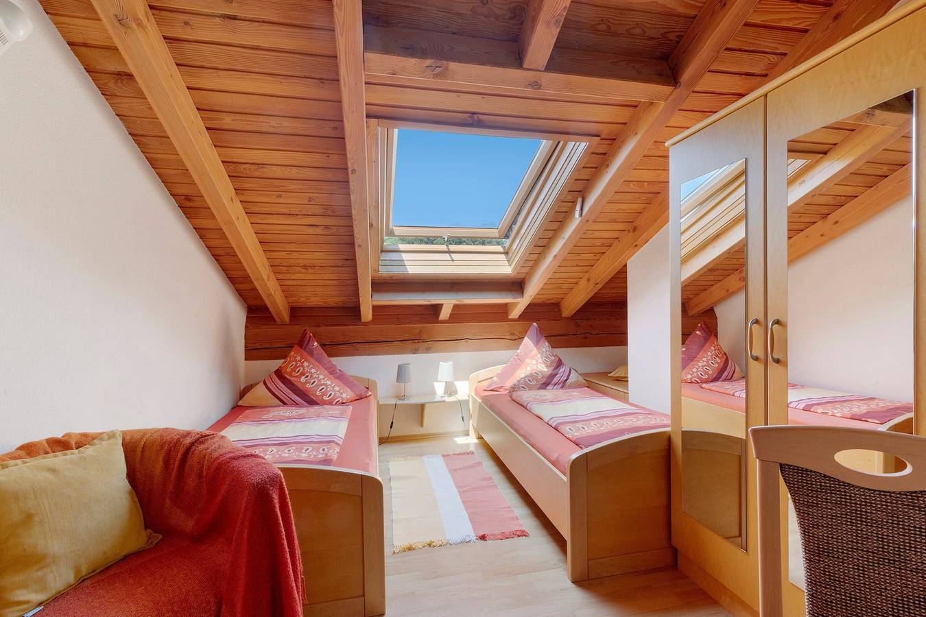 Ganze Wohnung, Ferienwohnung 'G' mit Balkon und Wi-Fi in Lonsee, Lonsee Region