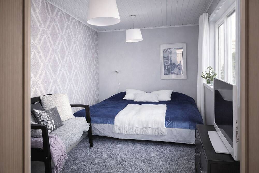 Great house with luxorious outdoor hot tub. Located in beautiful Saltsjöbaden. in Nacka, Schwedische Ostsee