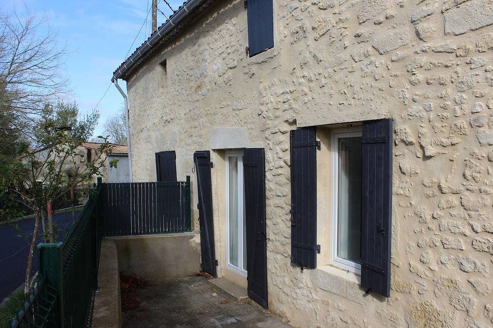 Maison de campagne rénovée de 140m², pouvant accueillir 6 personnes . in Montcaret, Périgord Pourpre