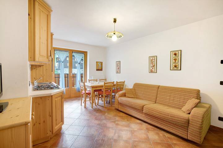 Ganze Wohnung, Ferienwohnung 'Casa Michela Trilocale 7' mit Bergblick, Gemeinschaftsterrasse und Wlan in Santa Caterina Valfurva, Valfurva
