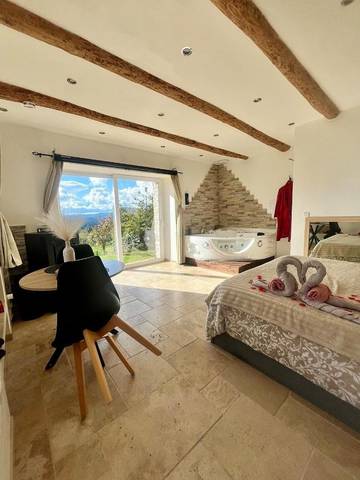 Location de vacances pour 2 personnes, avec piscine et jardin ainsi que sauna et jacuzzi, animaux acceptés à Bas-en-Basset