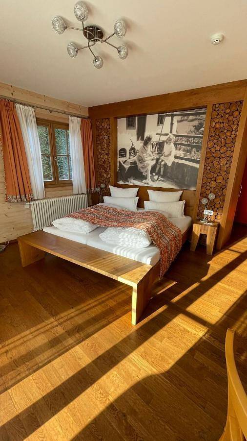 Hotel, mit Balkon und Terrasse sowie Garten und Ausblick in Biberach