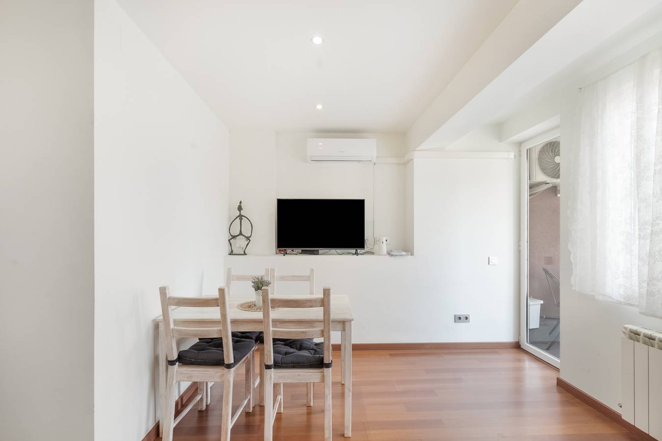 Apartamento entero, Apartamento 'Cozy Centre Manresa' con terraza privada, Wi-Fi y aire acondicionado in Manresa, Pla de Bages DO