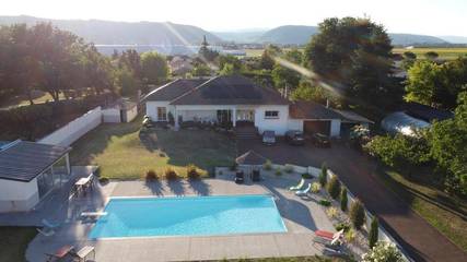 Gîte pour 4 personnes, avec terrasse ainsi que piscine et jardin à Beausemblant