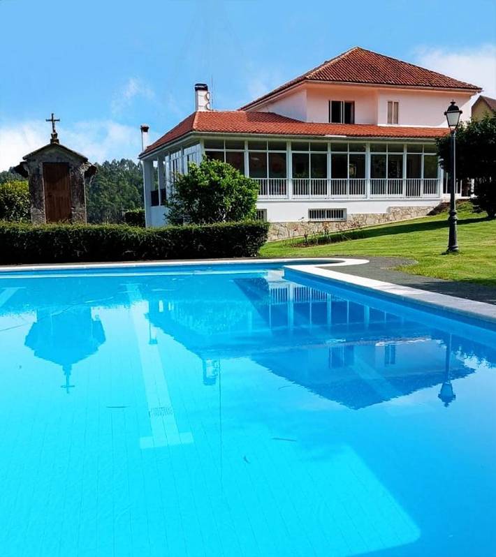 Chalet para 15 personas, con jardín además de vistas y piscina, Se admiten mascotas en Santiago de Compostela