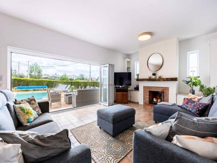 Gîte pour 10 personnes, avec terrasse ainsi que piscine et jardin, adapté aux familles dans Arrifana - 2