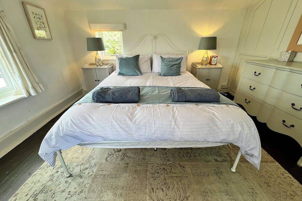 Cosy Coastal 2-Bedroom Cottage with Hot Tub & Log Burner in Mersea Island, Colchester