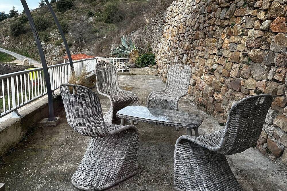 La Cigale Ardéchoise – Un cocon cosy pour deux, face à la vallée de l’Eyrieux in Chalencon, Parc naturel régional des Monts d'Ardèche