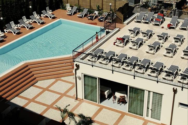 Hôtel pour 4 personnes, avec Terrasse ainsi que Jardin et Piscine à Diano Marina