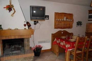 Gîte pour 4 personnes, avec terrasse dans Lac des Confins