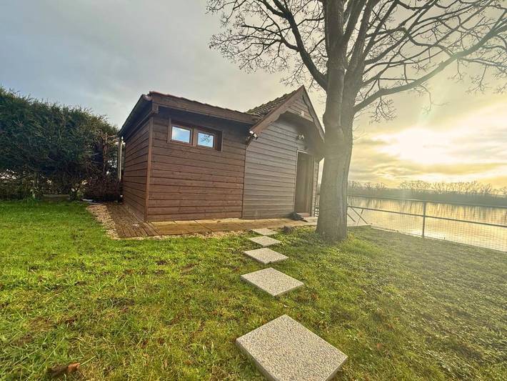 Location de vacances pour 2 personnes, avec Terrasse et Jardin ainsi que Vue et Vue sur le lac dans l' Eure