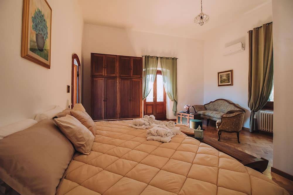 Historic Baron's Estate in Amazing Abruzzo! Family-friendly. Pet-friendly. in Torre de' Passeri, Gran Sasso