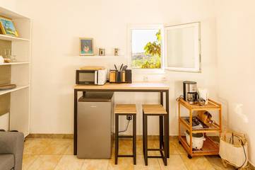 Gîte pour 3 personnes, avec vue ainsi que jardin et terrasse à Les Trois-Bassins