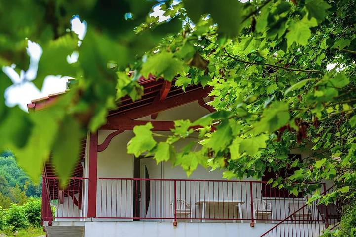 Gîte pour 4 personnes, avec piscine ainsi que jardin et jacuzzi à Estérençuby