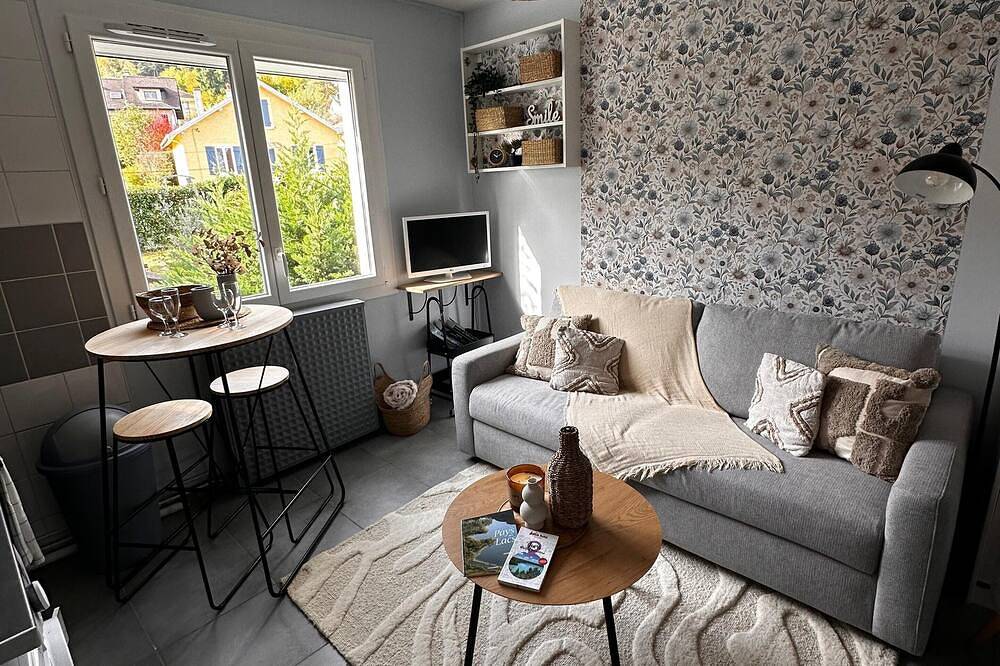 Entire apartment, La chambre de Sophie Studio with garage in quiet location near town center in Lons-le-Saunier, Jura