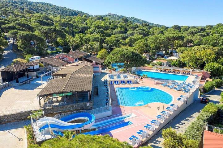 Hôtel pour 4 personnes, avec Jacuzzi ainsi que Jardin et Piscine dans 