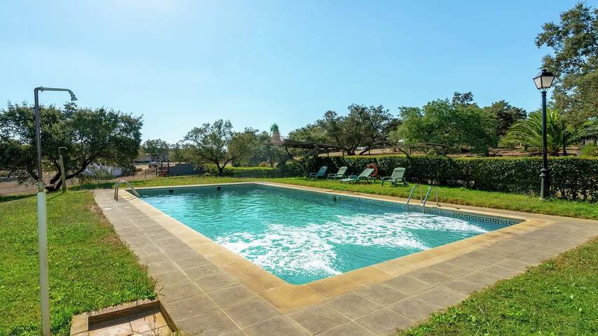 Vacation rental for 8 people, with yard and pool in Extremadura