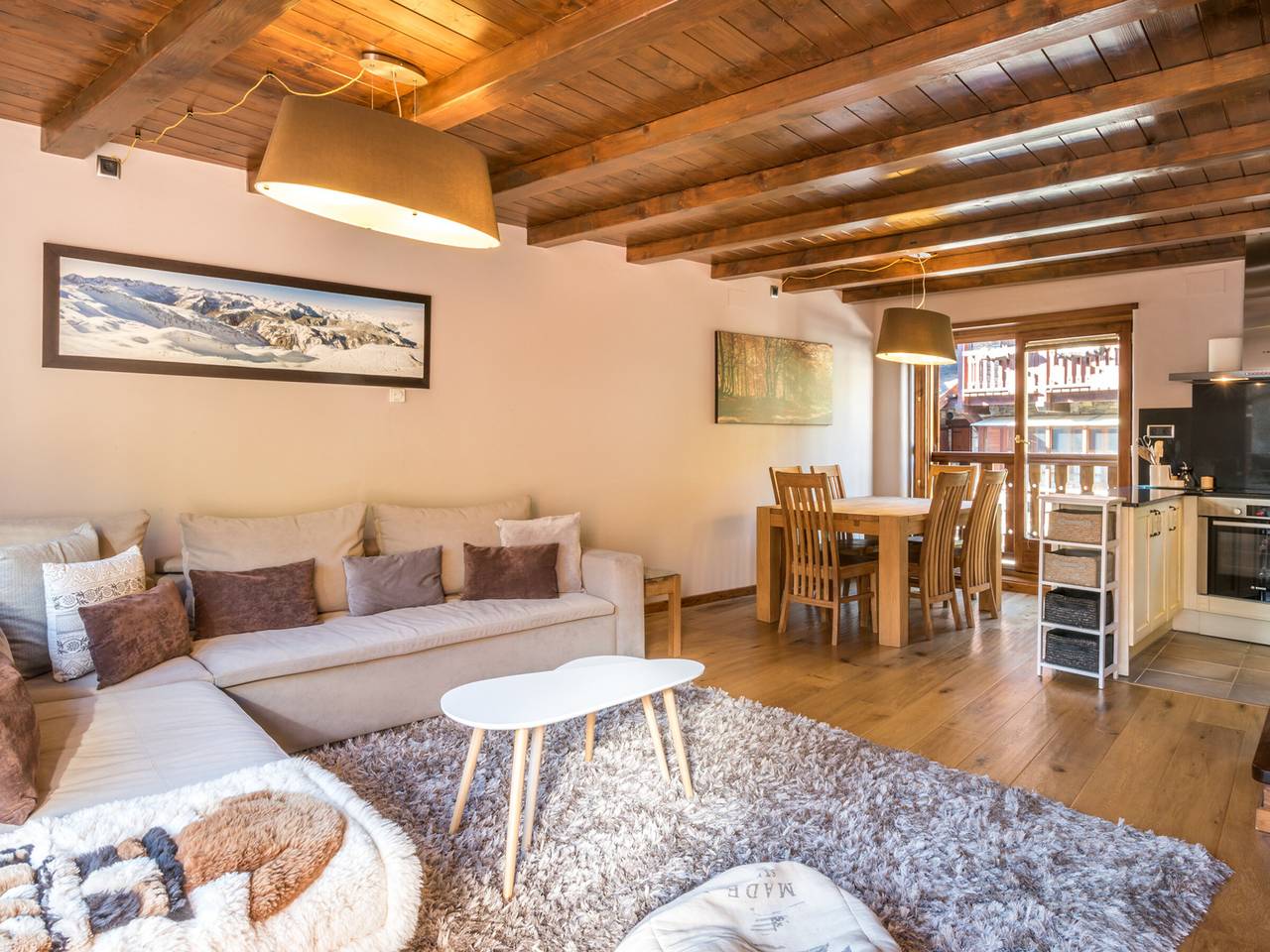 Mountain View Retreat: Cozy Apartment with Fireplace & Internet in Arties, Naut Aran