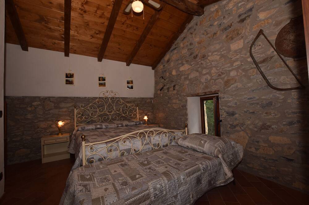 Rustico Bauernhaus mit Garten und Pool in einer hügeligen Gegend in Licciana Nardi, Val di Magra