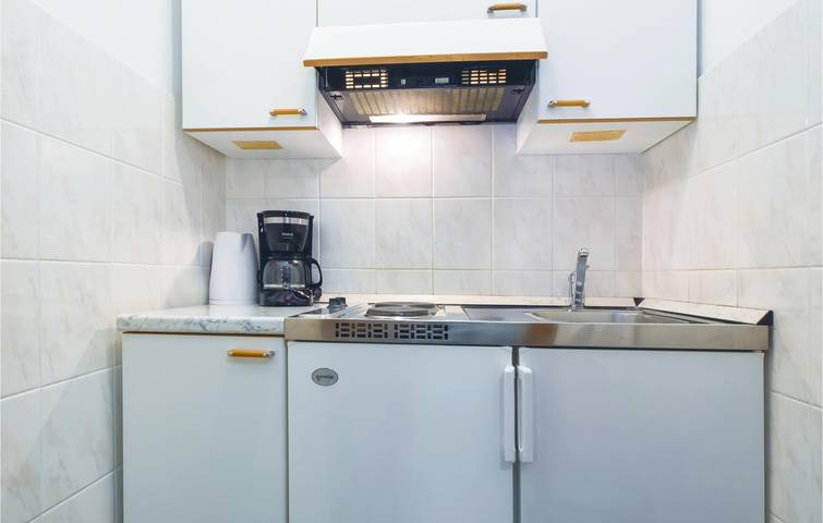 Ganze Ferienwohnung, Gemütliche Ferienwohnung mit Terrasse, Klimaanlage und WLAN, 2 km vom Juto-Strand entfernt in Lokva Rogoznica, Omis-Riviera