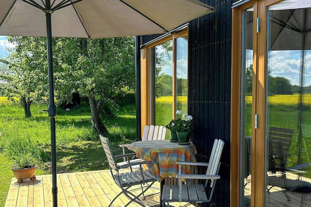 Kleines Haus zwischen Apfelbäumen in der Nähe des Vätternsees in Ödeshög, Vättern