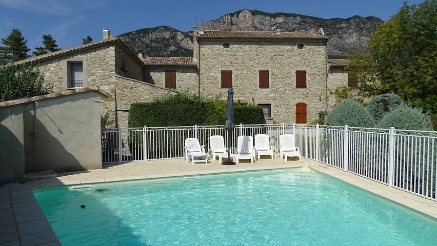Gîte pour 5 personnes, avec terrasse ainsi que jardin et piscine